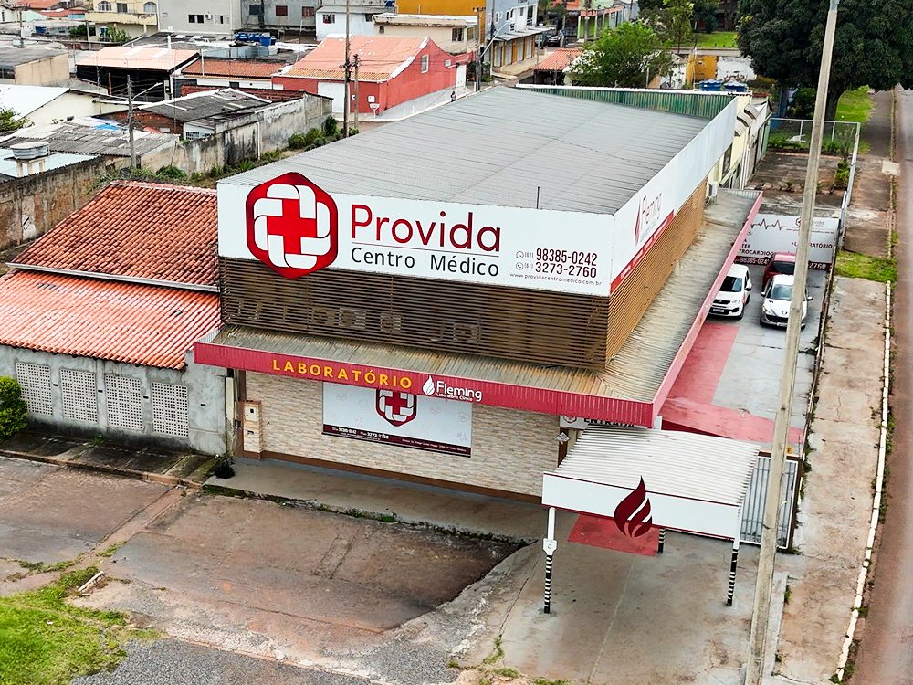 Fachada da unidade Gama da Provida Centro Médico, vista de cima, com o Laboratório Fleming no térreo